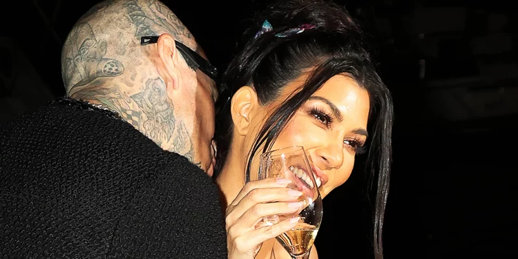 Kourtney Kardashian muestra barriga