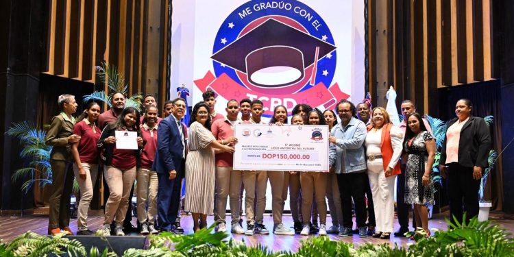 Tribunal Constitucional premia a ganadores sexta edición del concurso Me Gradúo con el TCRD