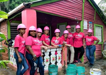 Voluntarias construyen pisos para jugar en 2da edición de Women Build República Dominicana