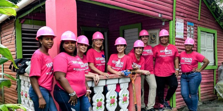 Voluntarias construyen pisos para jugar en 2da edición de Women Build República Dominicana