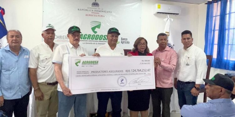 Ministerio de agricultura y AGRODOSA entregaron a productores en Dajabón RD$124.7 millones de pesos por daños a los cultivos