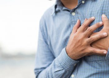 Dolor de pecho: cómo saber si son gases o un infarto