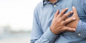 Dolor de pecho: cómo saber si son gases o un infarto