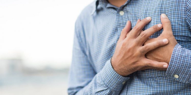 Dolor de pecho: cómo saber si son gases o un infarto