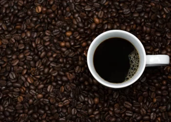 ¿Cuáles son los síntomas de una sobredosis de cafeína?
