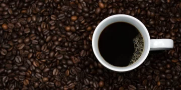 ¿Cuáles son los síntomas de una sobredosis de cafeína?