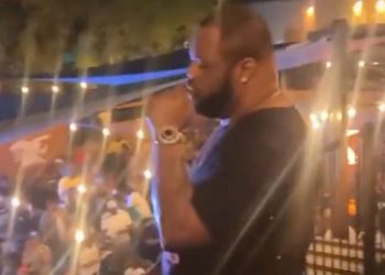 Rapero muere en pleno escenario durante un concierto (video)