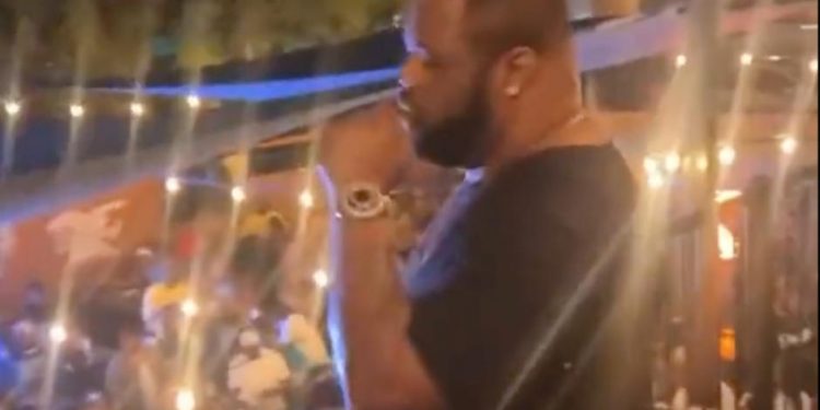 Rapero muere en pleno escenario durante un concierto (video)
