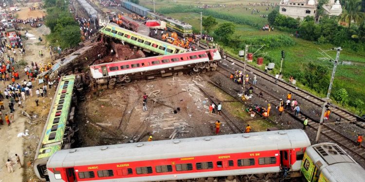 Tragedia en la India: un fallo humano podría ser la causa del choque de trenes que dejó casi 300 muertos