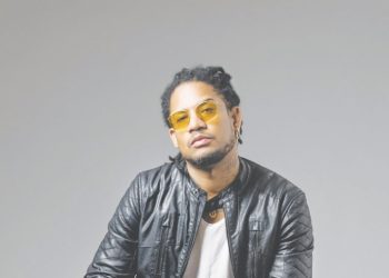 Vakeró llama chismosos a quienes no hablan del talento de Chelsy, pero critican el de otra artista