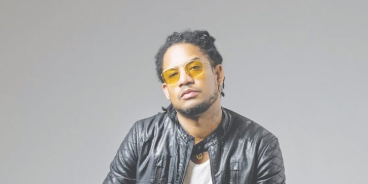 Vakeró llama chismosos a quienes no hablan del talento de Chelsy, pero critican el de otra artista