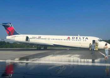 Avión de Delta Airlines aterriza sin tren delantero en un aeropuerto de EE.UU. (VIDEO)