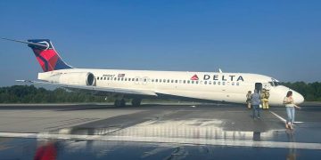 Avión de Delta Airlines aterriza sin tren delantero en un aeropuerto de EE.UU. (VIDEO)