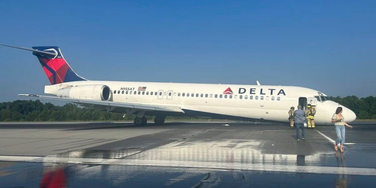 Avión de Delta Airlines aterriza sin tren delantero en un aeropuerto de EE.UU. (VIDEO)