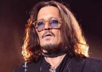 Johnny Depp fue hallado inconsciente en su cuarto de hotel tras una noche de fiesta y canceló un show de su banda de rock