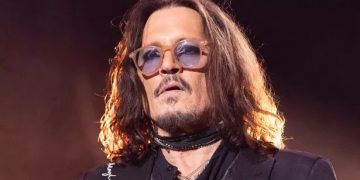 Johnny Depp fue hallado inconsciente en su cuarto de hotel tras una noche de fiesta y canceló un show de su banda de rock