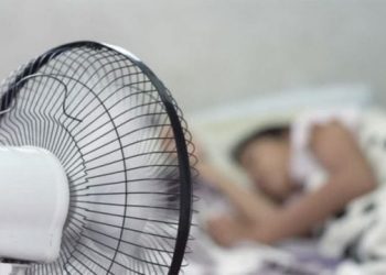¿Es peligroso para la salud dormir con el ventilador encendido?