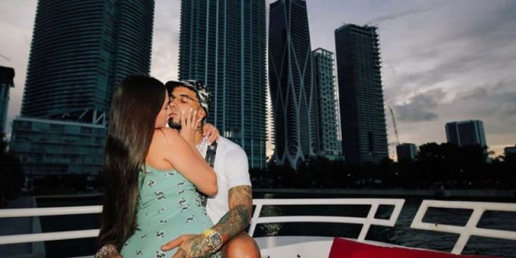 Anuel aparece besando a una mujer el día del cumpleaños de Yailin
