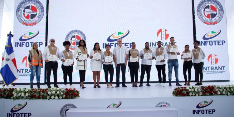 Presidente Abinader dice gobierno ejecuta una verdadera revolución en la formación técnica