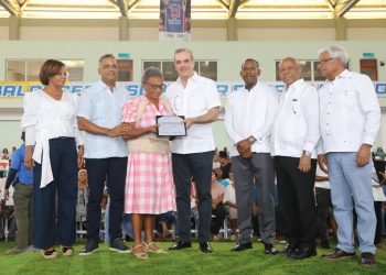 Presidente Abinader entregó 1,280 certificados de títulos a residentes de Sabana Grande de Boyá