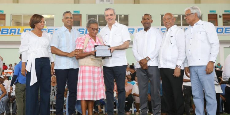 Presidente Abinader entregó 1,280 certificados de títulos a residentes de Sabana Grande de Boyá