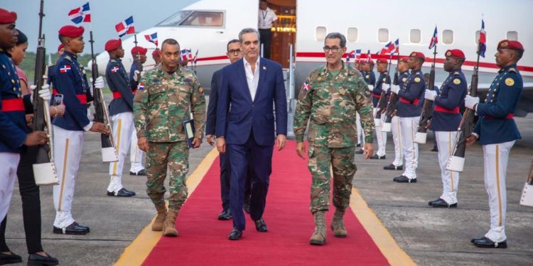 Abinader llegó al país a las 7:00 de la noche luego de destacada participación en Cumbre Unión Europea-CELAC