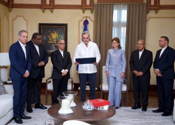Presidente Abinader entrega reconocimiento a la Conferencia del Episcopado Dominicano