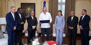 Presidente Abinader entrega reconocimiento a la Conferencia del Episcopado Dominicano