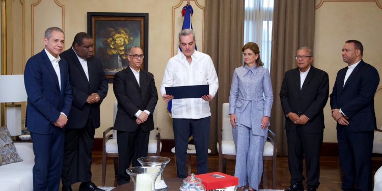 Presidente Abinader entrega reconocimiento a la Conferencia del Episcopado Dominicano