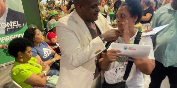 Agustin Mercedes realiza encuentro con la comunidad dominicana en Madrid