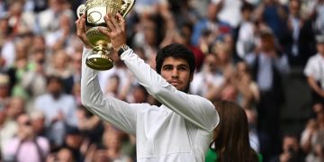 El mejor punto de Alcaraz en la final de Wimbledon que generó la furia de Djokovic: destrozó una raqueta