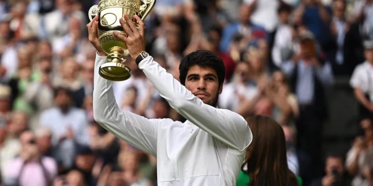 El mejor punto de Alcaraz en la final de Wimbledon que generó la furia de Djokovic: destrozó una raqueta