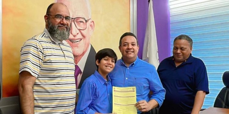 Alejandro Jaquez inscribe su precandidatura a diputado por Santiago