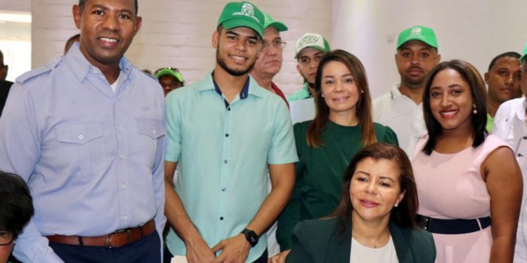 Altagracia González inscribe precandidatura a la Alcaldía de Santiago