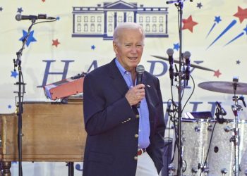 «Tienen miedo de que empiece a cantar»: Biden bromea en una celebración del 4 de julio