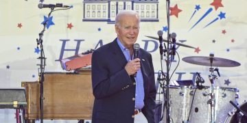 «Tienen miedo de que empiece a cantar»: Biden bromea en una celebración del 4 de julio