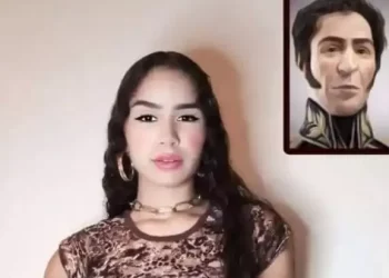 Venezolana se quitó la ropa para celebrar el cumpleaños de Simón Bolívar