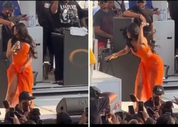 Cardi B lanzándole el micrófono a una persona del público por lanzarle agua