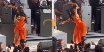 Cardi B lanzándole el micrófono a una persona del público por lanzarle agua