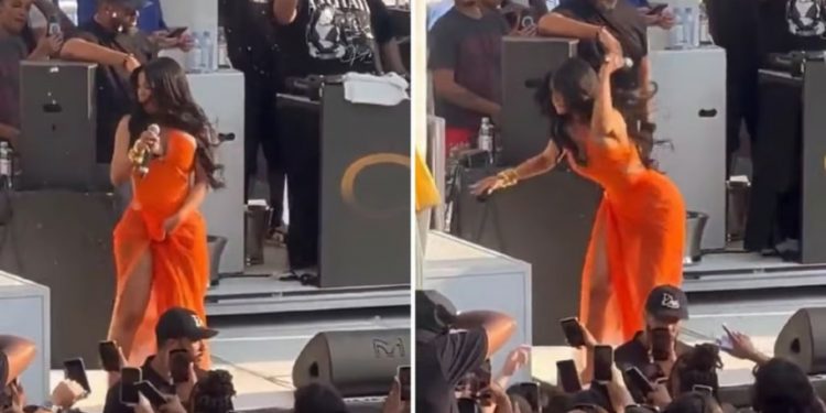 Cardi B lanzándole el micrófono a una persona del público por lanzarle agua