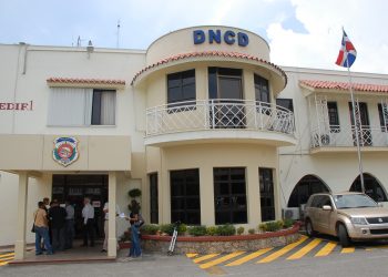 Presidente Abinader emite decreto 301-23 que crea la Carrera del Agente de la DNCD