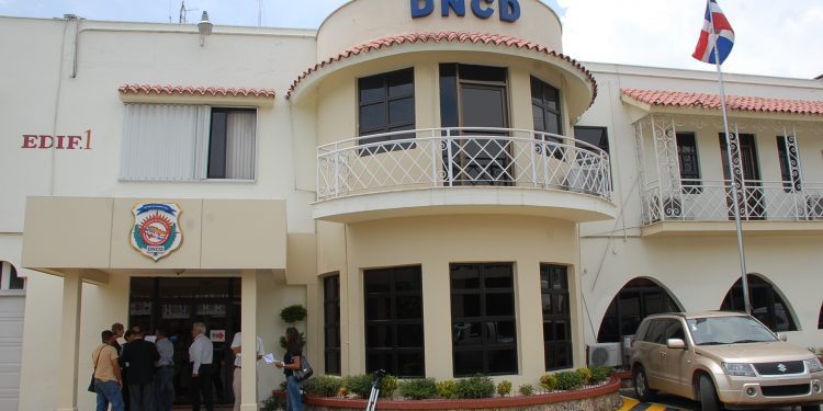 Presidente Abinader emite decreto 301-23 que crea la Carrera del Agente de la DNCD