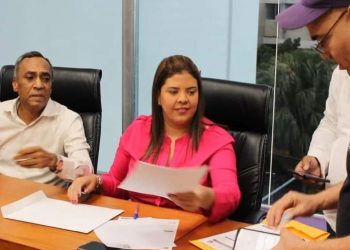 Elizabeth Rosa y Mélido Guzmán inscribe precandidatura por el PLD