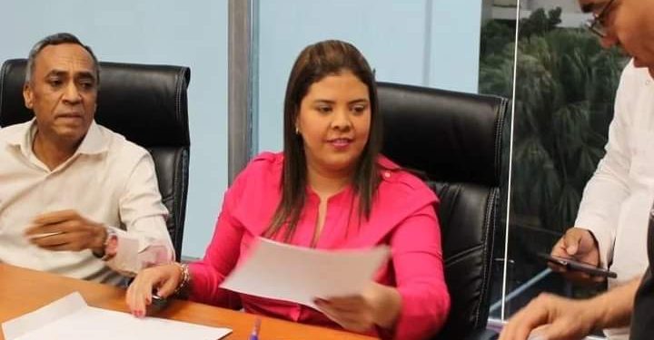 Elizabeth Rosa y Mélido Guzmán inscribe precandidatura por el PLD