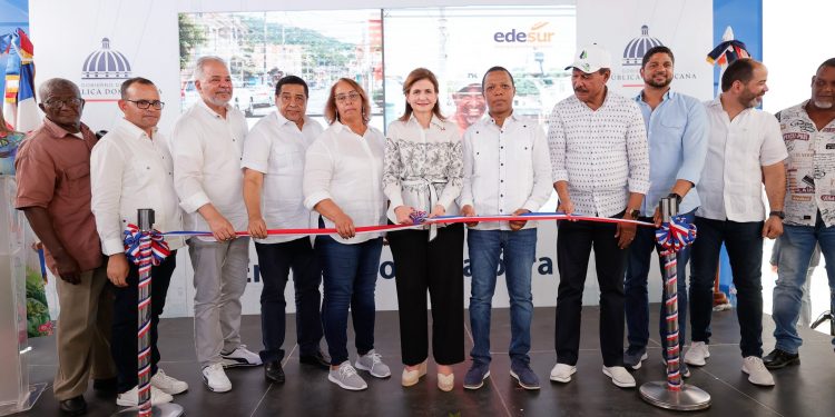 Gobierno entrega 120 viviendas, un remozado Centro de Primer Nivel, e inaugura cuatro proyectos eléctricos en San Cristóbal y Baní
