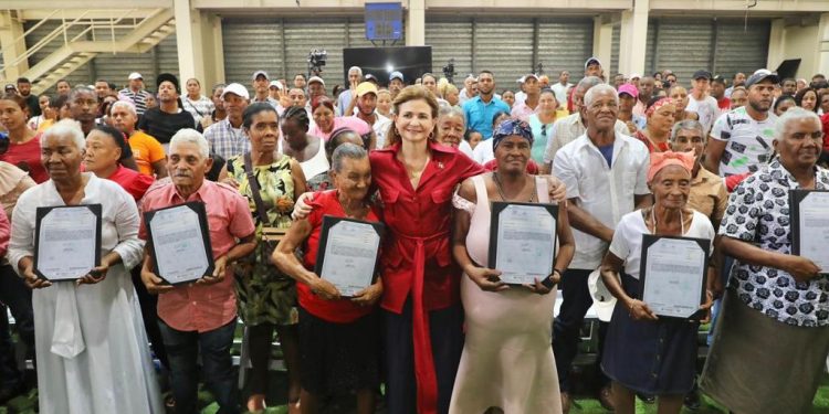 Gobierno entrega 544 títulos de propiedad en Azua e inaugura rehabilitación de redes eléctricas