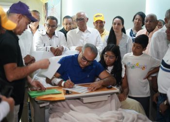 Jeffrey Infante se inscribe como precandidato Alcalde de Santiago; lo hace desde su convalecencia en el HOMS