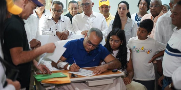 Jeffrey Infante se inscribe como precandidato Alcalde de Santiago; lo hace desde su convalecencia en el HOMS