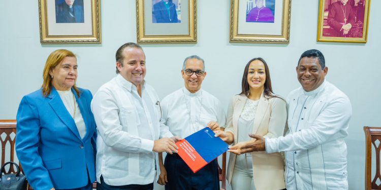 Ministro José Paliza entrega recursos para remodelación de la Catedral de La Vega