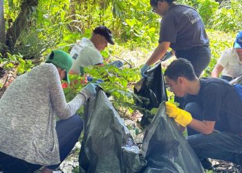 Jóvenes del Partido DxC participan en la recogida de desechos sólidos alrededor del Río Yaque del Norte